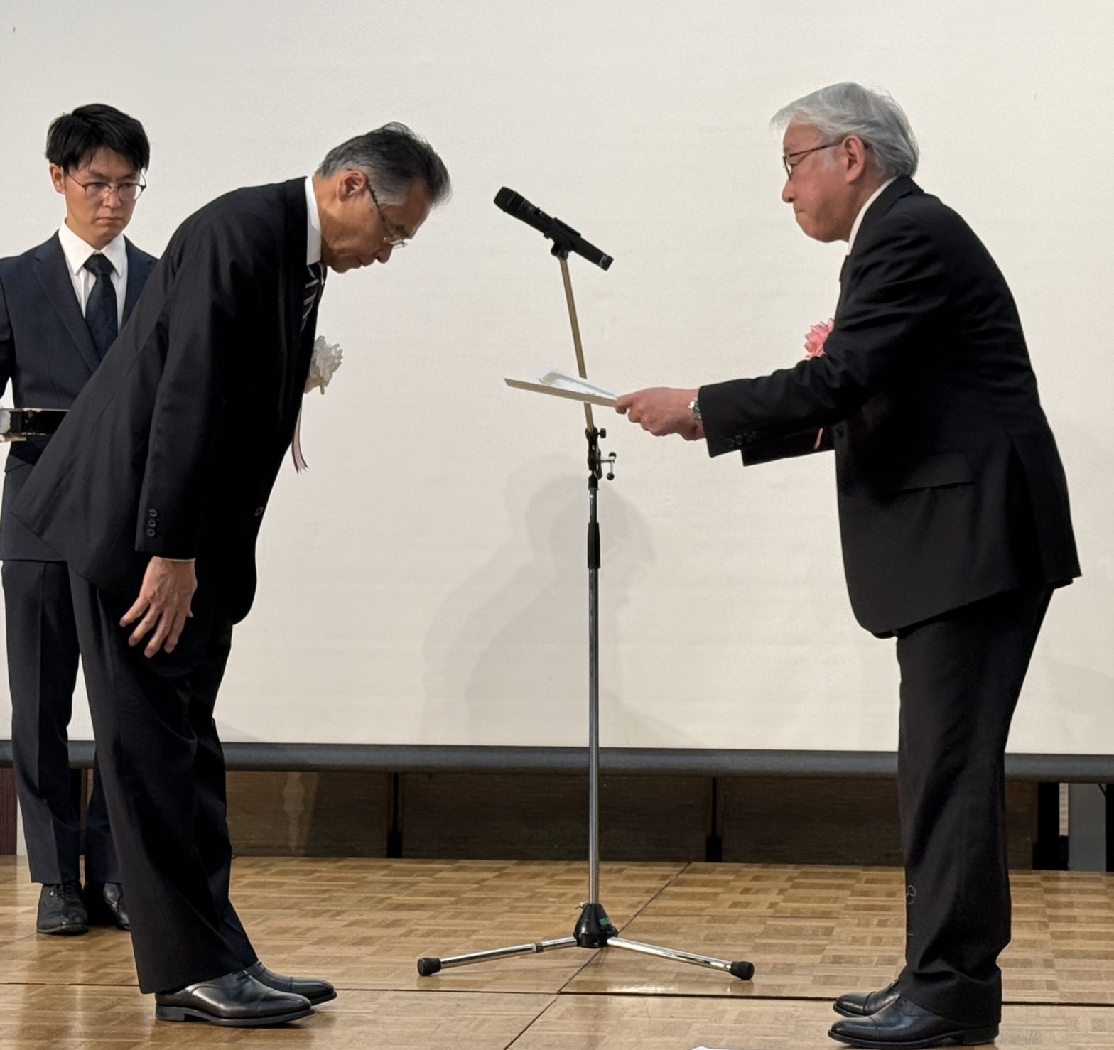 学校保健功労者として馬渡秀仁院長が表彰されました。